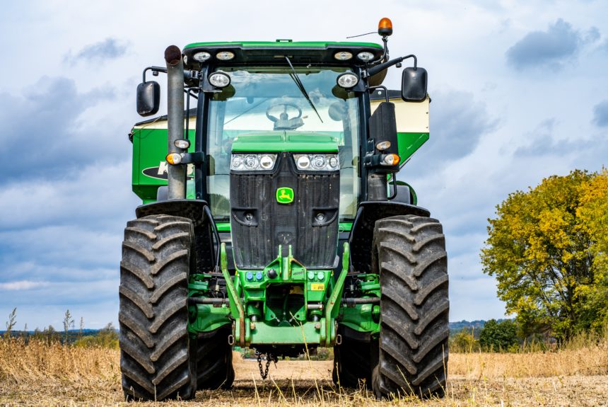 John Deere’s Self-Driving Tractor Stirs Debate on AI in Farming